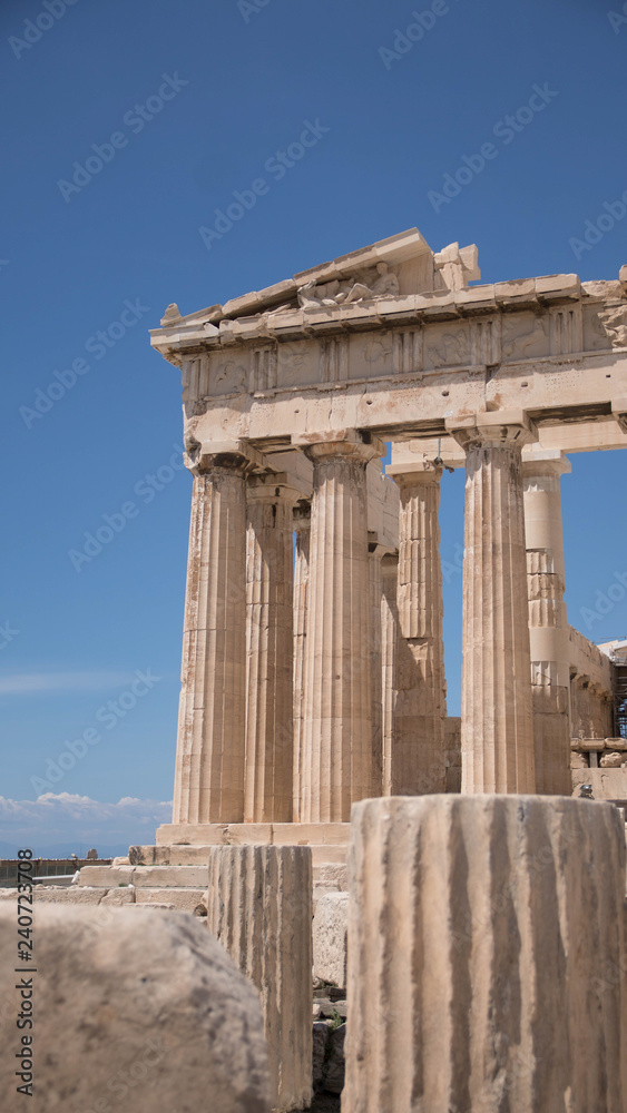 Colonnes et statues sur le site de l'Acropole à Athenes Colonnes et statues sur le site de l'Acropole à Athenes