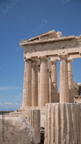 Colonnes et statues sur le site de l'Acropole à Athenes