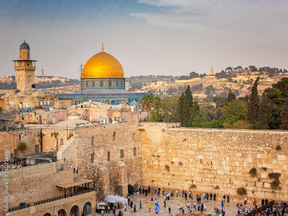 Obraz premium Wzgórze Świątynne - Ściana Płaczu i Złoty Meczet Kopuły na Skale na starym mieście w Jerozolimie, Izrael