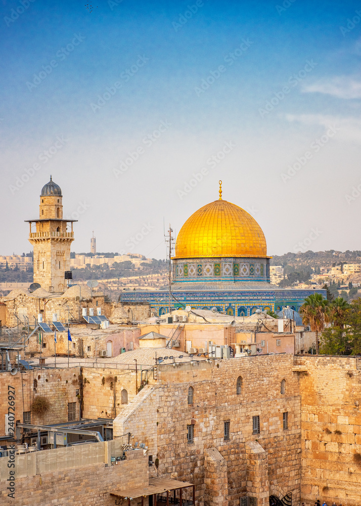 Naklejka premium Wzgórze Świątynne - Ściana Płaczu i Złoty Meczet Kopuły na Skale na starym mieście w Jerozolimie, Izrael