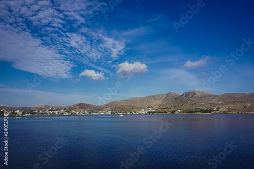Des nuages et ombres sur la baie d'Alinda Leros Grece