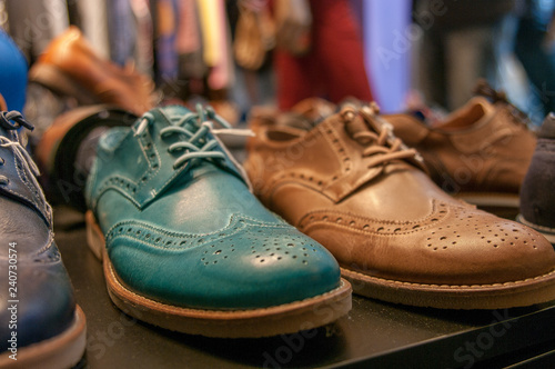 Zapatos de piel con cordones nuevos en zapatería © F2GPHOTO