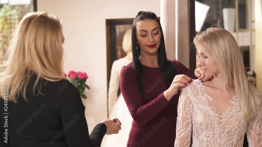 Vidéo Stock A female designer is adjusting and pinning cloth on ...