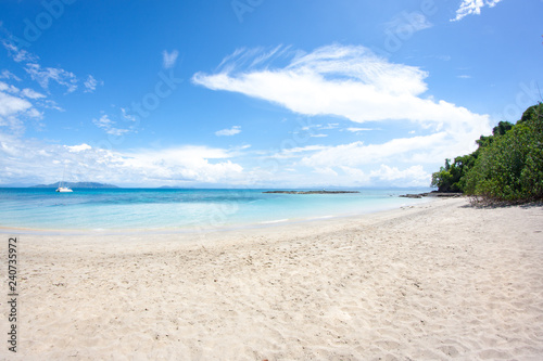 traumhafter weißer Strand mit Palmen und türkisfarbenden Wasser in Madagaskar auf der Insel Nosy Komba