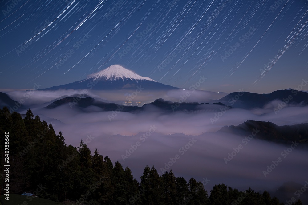 吉原から雲海に浮かぶ富士山と星の日周運動