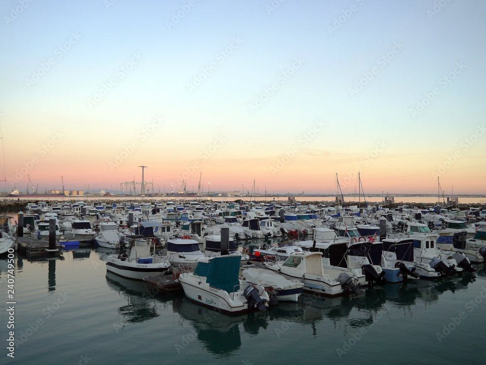 barcas de pesca en la bahía de Cádiz, Andalucía. España