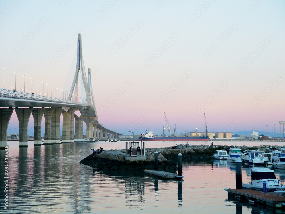 Fototapeta premium atardecer en el Puente de la Constitución, llamado La Pepa, en la bahía de Cádiz, Andalucía. España