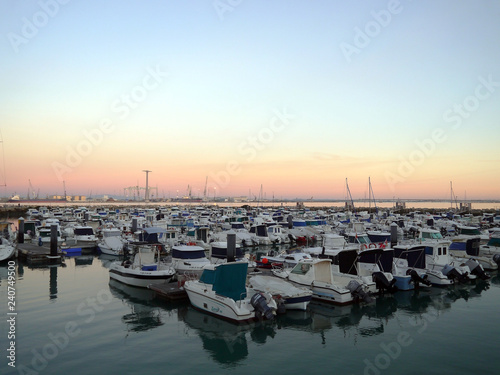 barcas de pesca en la bahía de Cádiz, Andalucía. España