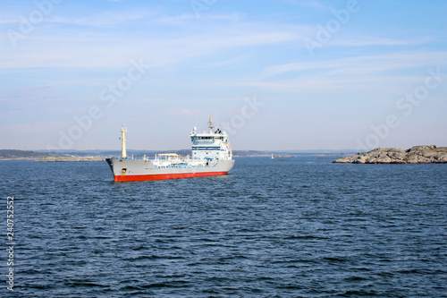 Öltanker fährt in den Hafen
