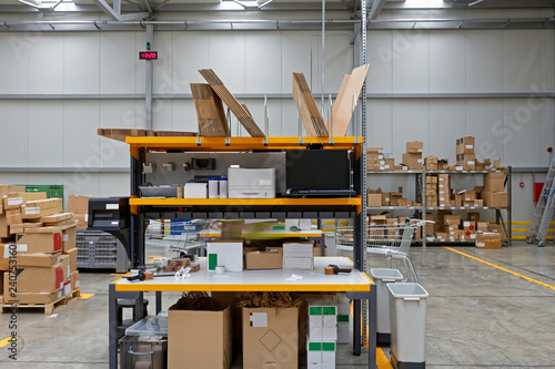 Schilderij op canvas Packing Table Delivery Warehouse