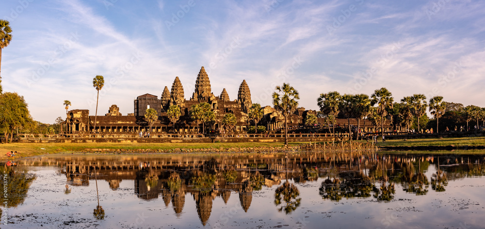 Obraz premium Wide panorama of Angkor Wat at Sunset