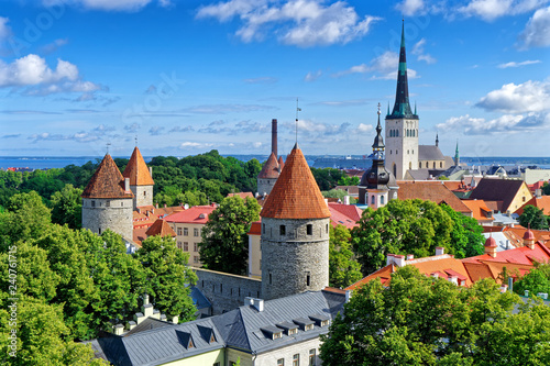 Blick auf Alstadt Tallinn mit historischen T  rmen und Stadtmauer  Estland