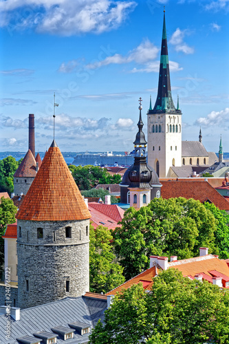 Blick auf Olaikirche und Türme der Altstadt Tallinn, Estland