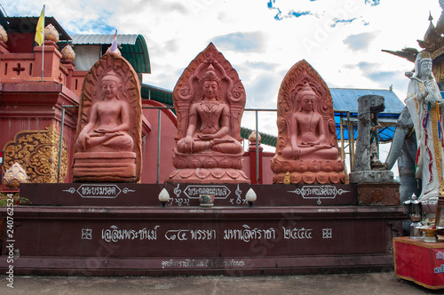 Drei Buddhastatuen aus Ton in Thailand am goldenen Dreieck