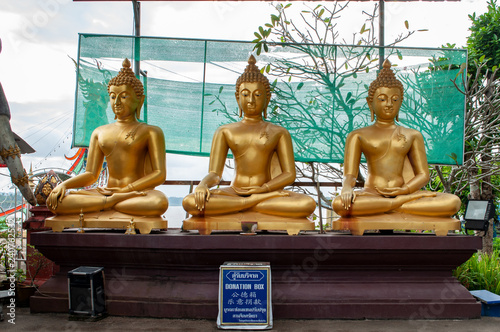 Die drei goldenen Buddha Statuen an dem goldenen Dreieck in Thailand