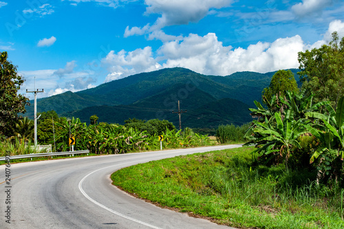 Landstraße in einer Berglandschaft - Thailand