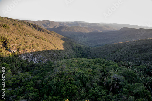 Paisagem de um vale com serras