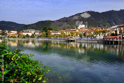Obraz na płótnie Sarnico Resort on the shore of Iseo Lake, Italy, Europe w salonie