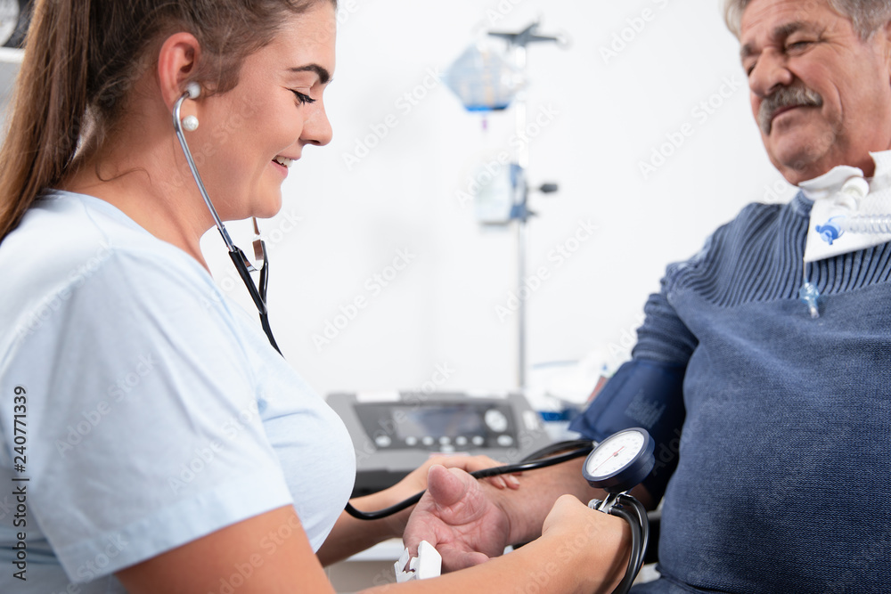 zwei Krankenschwestern pflegen einen intensiv wachkoma Patienten im Krankenhaus oder Pflegeheim auf zwei Krankenschwestern pflegen einen intensiv wachkoma Patienten im Krankenhaus oder Pflegeheim auf