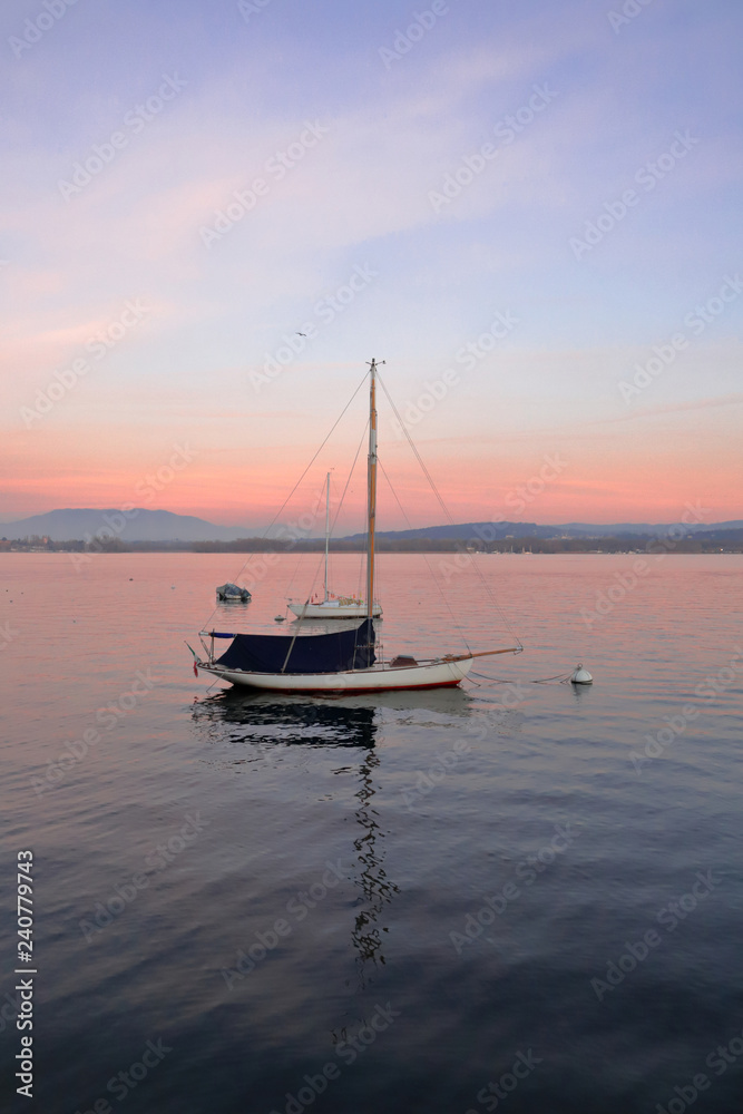 barca a vela sul lago maggiore in italia, europa