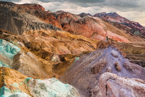 homme en haut d'un rocher dans les désert de Death Valley