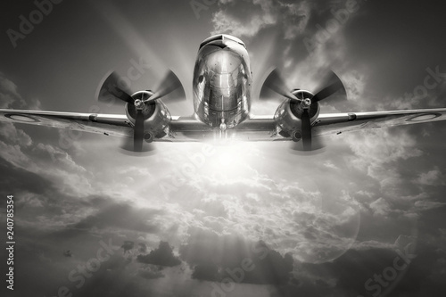historyczny-samolot-na-tle-slonecznego-nieba