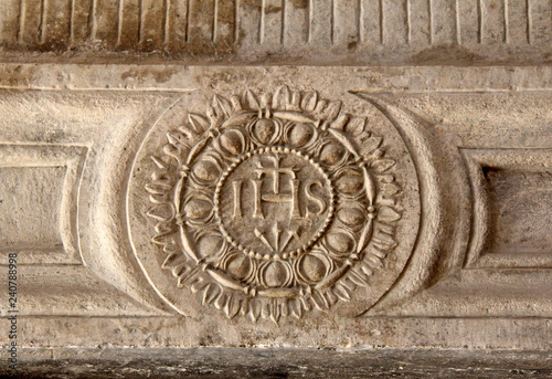 monogramma di Cristo, "Gesù salvatore dell'uomo"; bassorilievo esterno della Cattedrale di Barletta