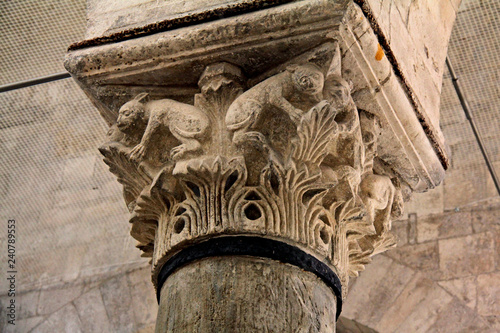 Cattedrale di Barletta: capitello romanicocon decorazioni vegetali e animali fantastici photo