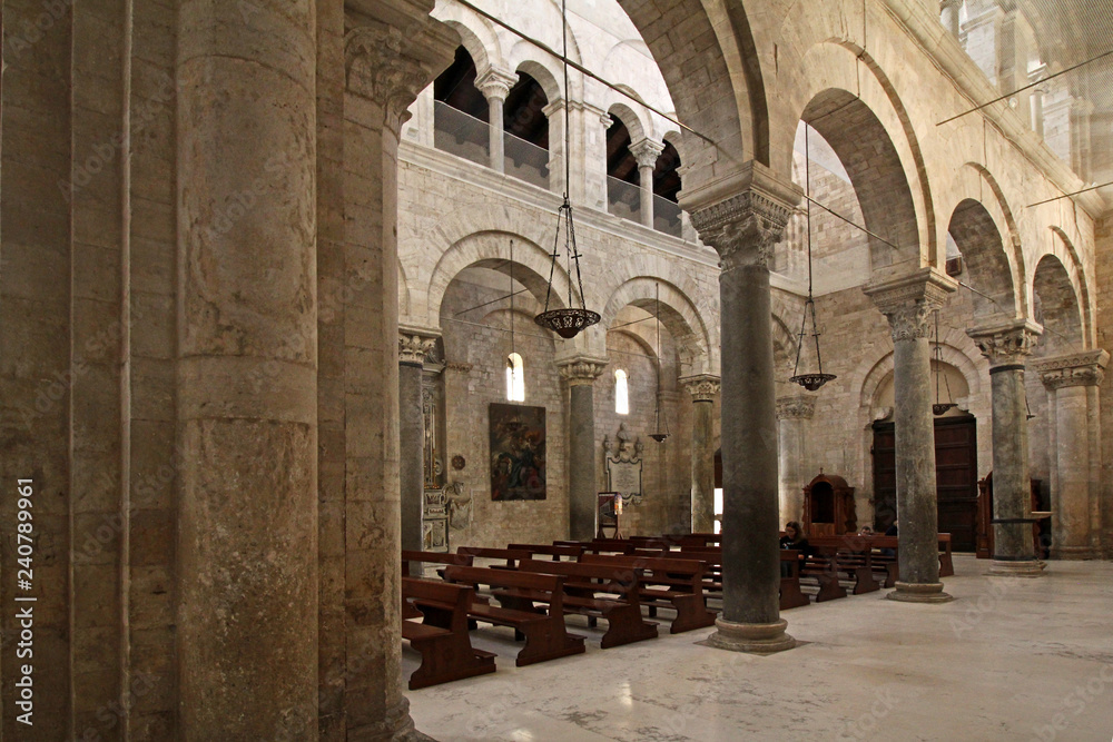 Cattedrale di Barletta; vista dell'interno dalla navata sinistra