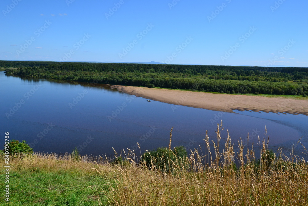 река Колва на Урале, на горизонте гора Полюдов камень