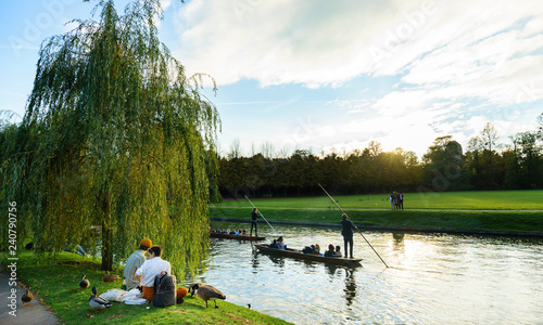Fotografie Couple in love and tourists on punt trip (sightseeing with boat) along River Cam
