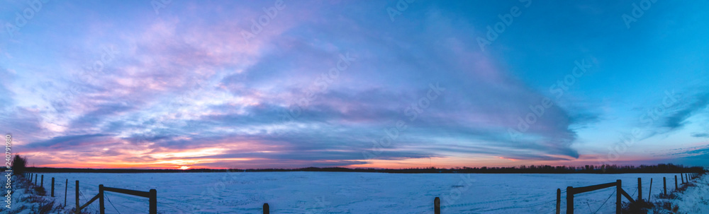 Naklejka premium Cloudy sunrise in the prairies