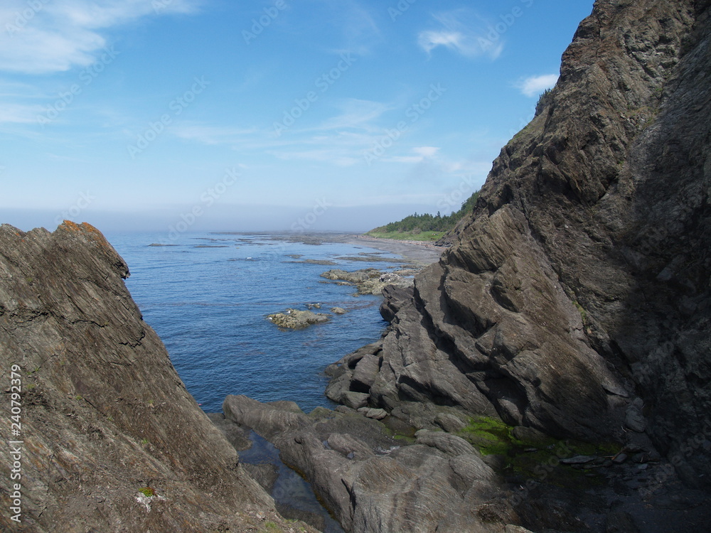 Fototapeta premium montagne bord de mers et ciel bleu, le parc du Bic, Québec, canada