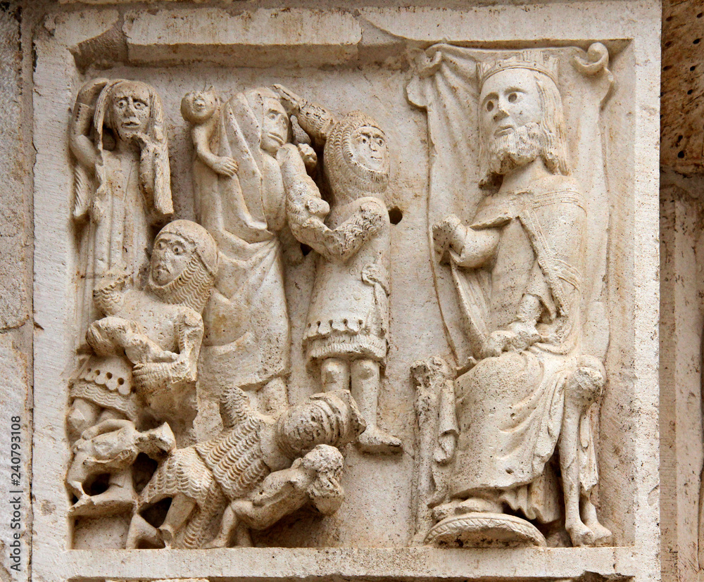 Erode e la strage degli innocenti; rilievo su uno stipite del portale principale della Cattedrale di Bitetto