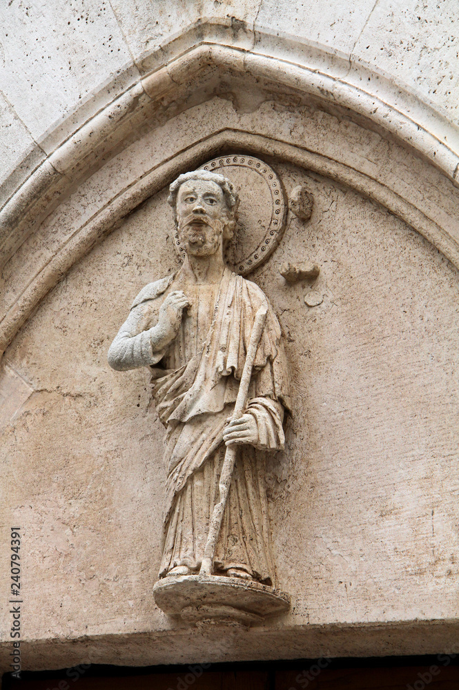 Cattedrale di Bitetto; statua di santo nella lunetta del portale destro
