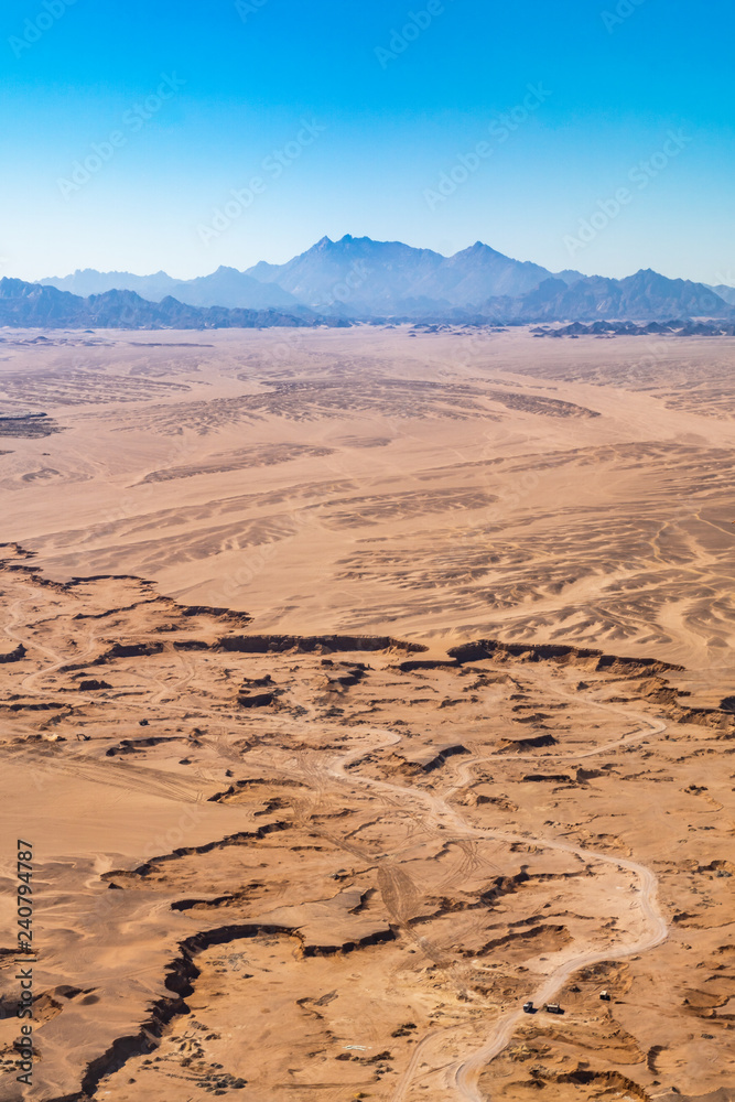 Wüstenlandschaft bei Hurghada mit blauen Himmel Wüstenlandschaft bei Hurghada mit blauen Himmel