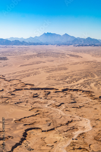 Wüstenlandschaft bei Hurghada mit blauen Himmel