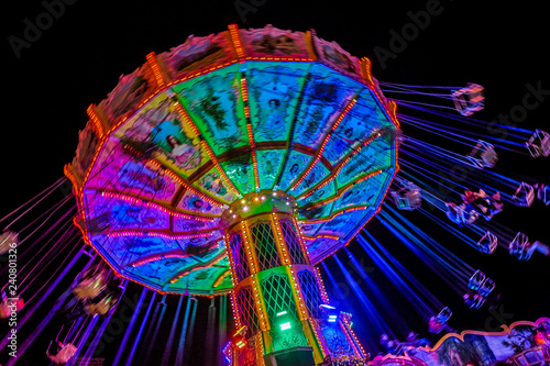Kettenkarussell auf Kirmes bei Nacht