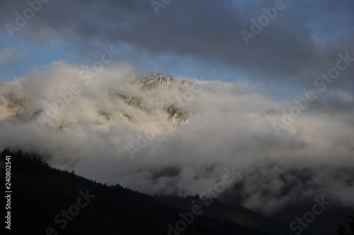 bergrücken im nebel und von wolken bedeckt, mountain ridge in fog and covered with clouds © speedster62