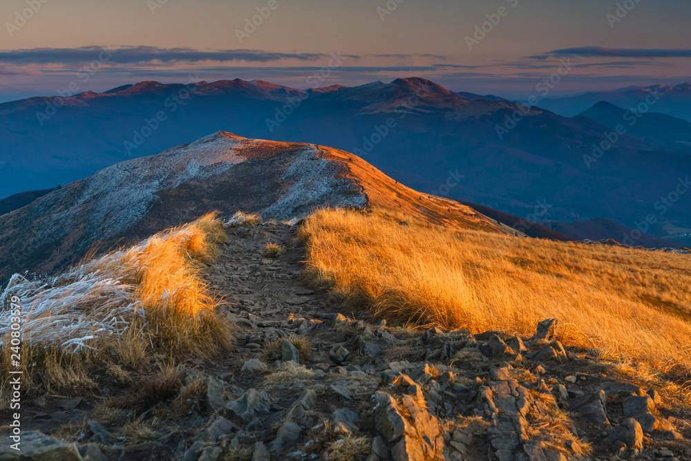 Fototapeta premium Zachód słońca nad Bieszczadami, południowo-wschodnia Polska