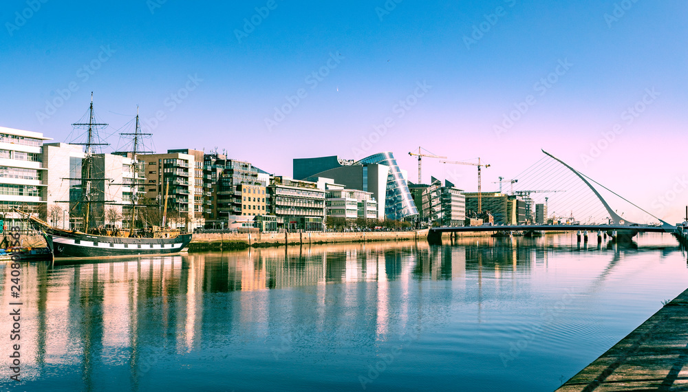 Obraz premium Piękny, słoneczny dzień w Dublinie. Rzeka Liffey i most Samuela Becketta.