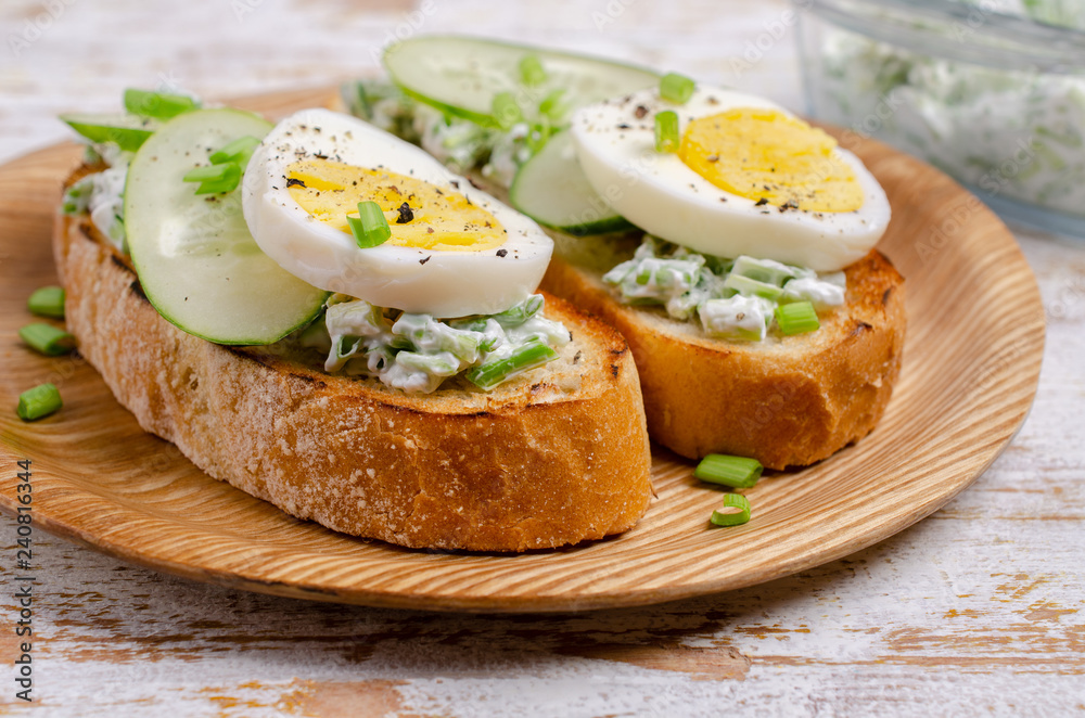 Open sandwich with vegetables