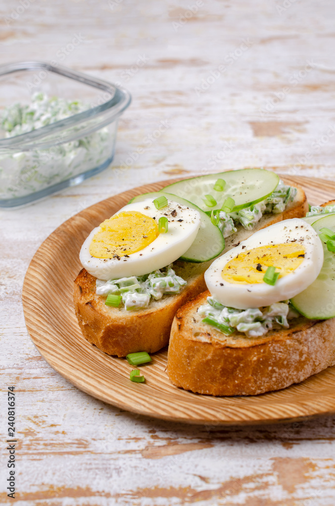 Open sandwich with vegetables