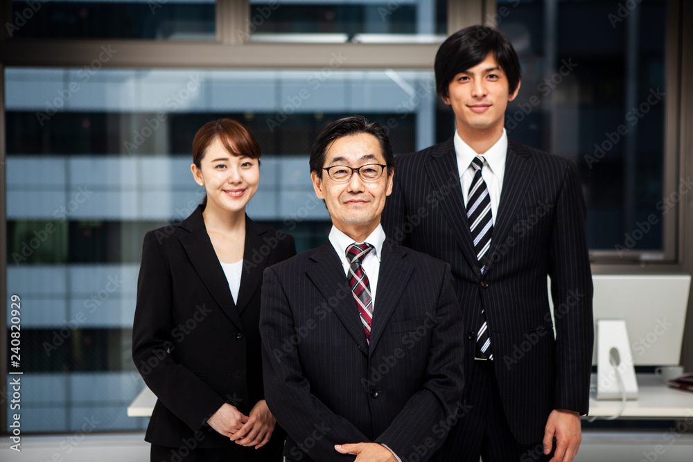 笑顔で前を向く会社員のポートレート 笑顔で前を向く会社員のポートレート