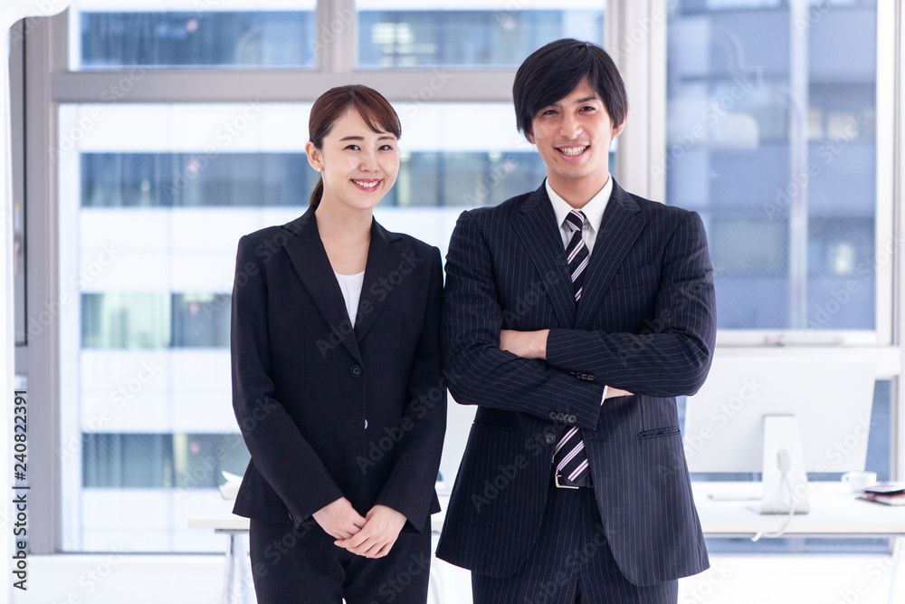 男性女性会社員の笑顔のポートレート 男性女性会社員の笑顔のポートレート