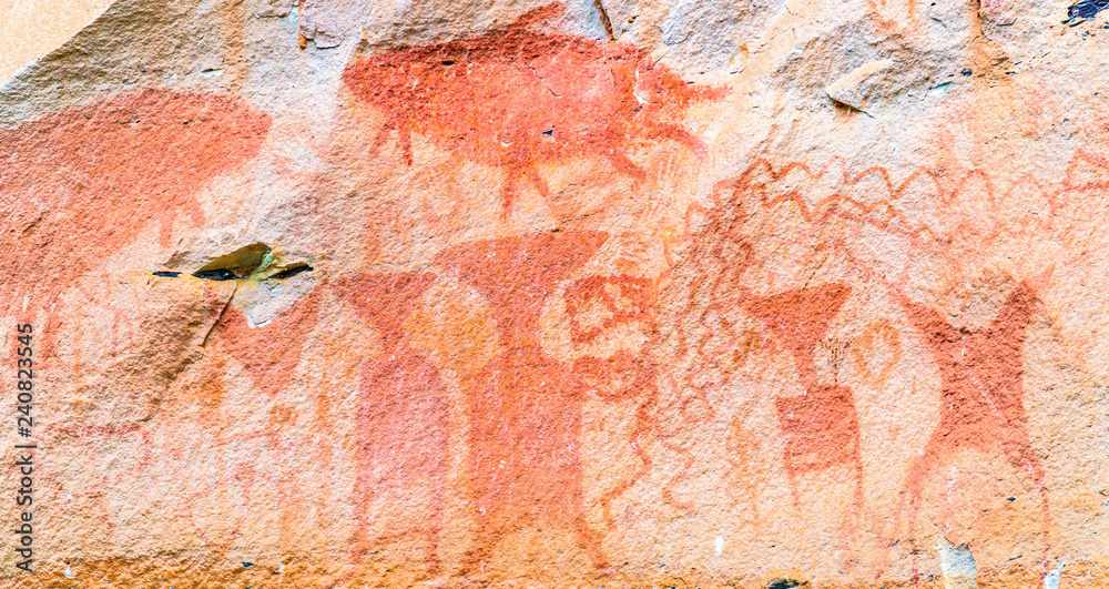 Obraz premium The prehistoric art painting 3,000 year-old cliff paintings of Pha Taem National Park in Ubon Ratchathani province of Thailand