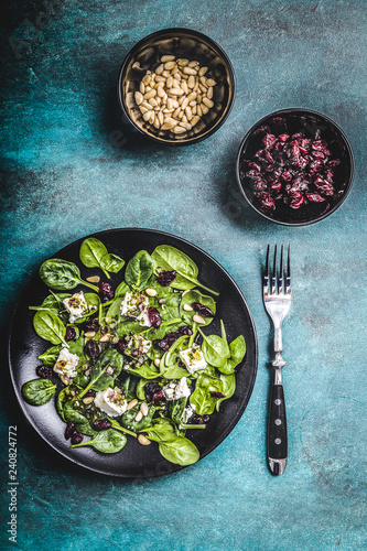 Spinach salad with sheep cheese