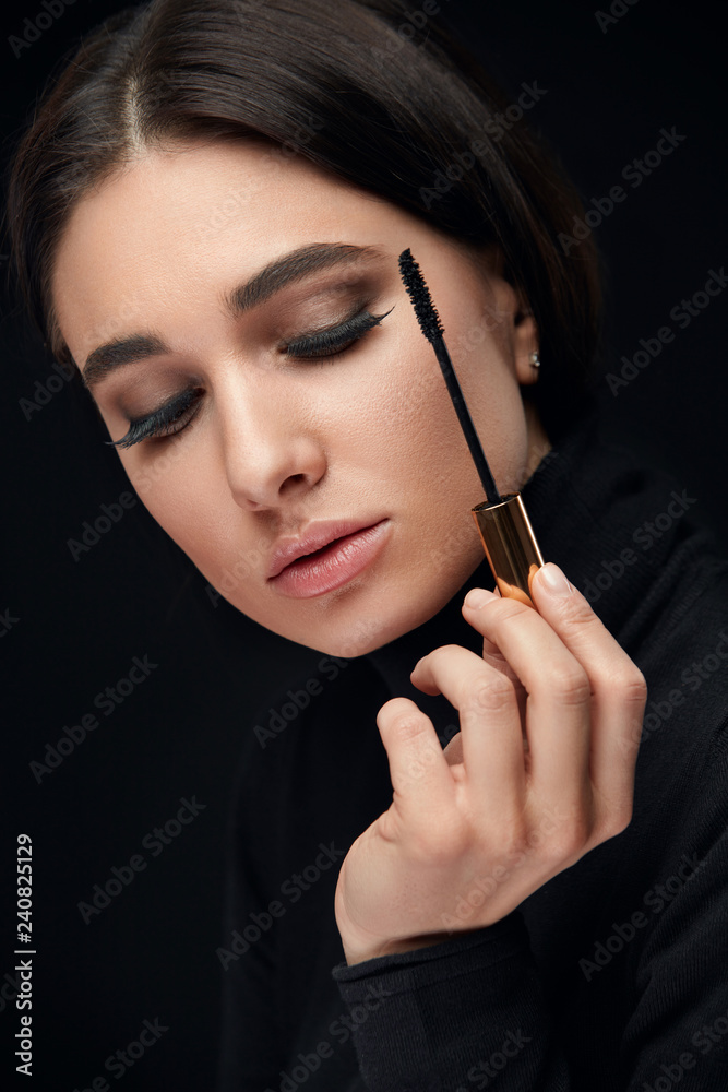 Obraz premium Beauty Makeup. Woman With Long Black Eyelashes And Mascara Brush