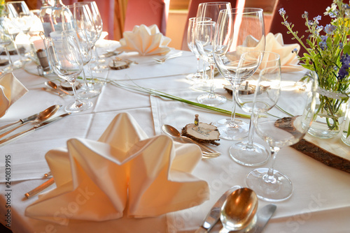 Fototapeta Naklejka Na Ścianę i Meble -  Festlich gedeckter Tisch bei einer Hochzeit