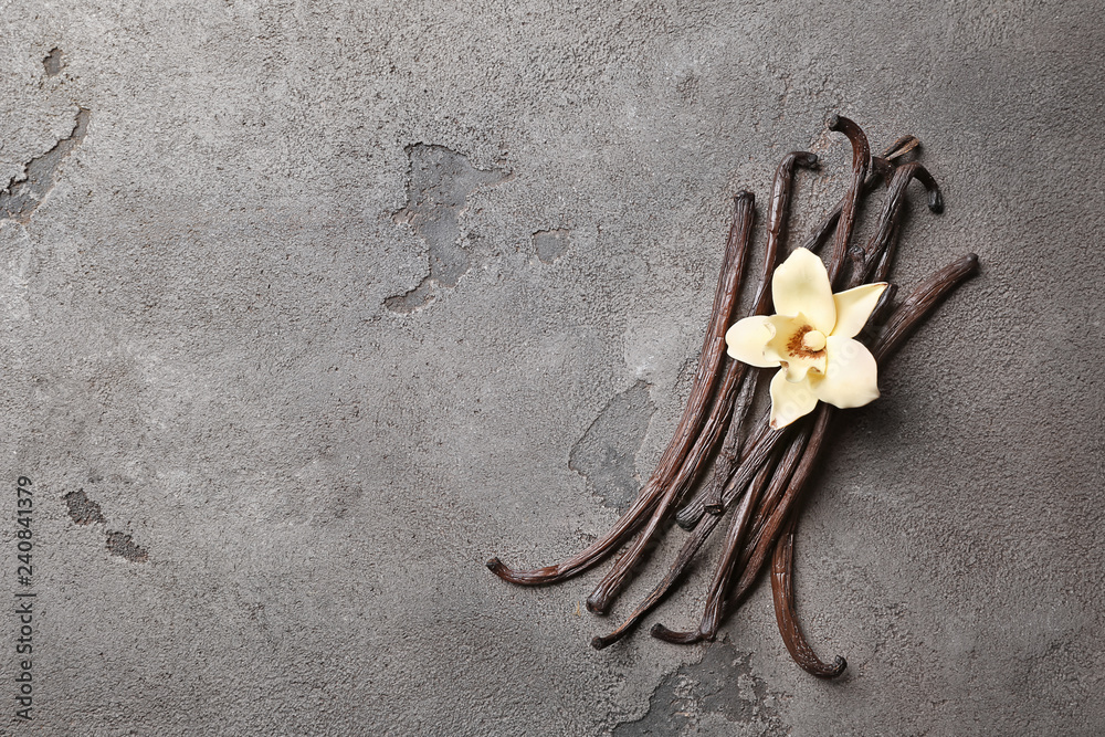 Aromatic vanilla sticks on grey background - obrazy, fototapety, plakaty 